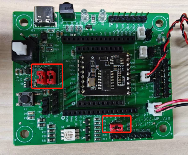 连接三色灯控制脚的跳线帽